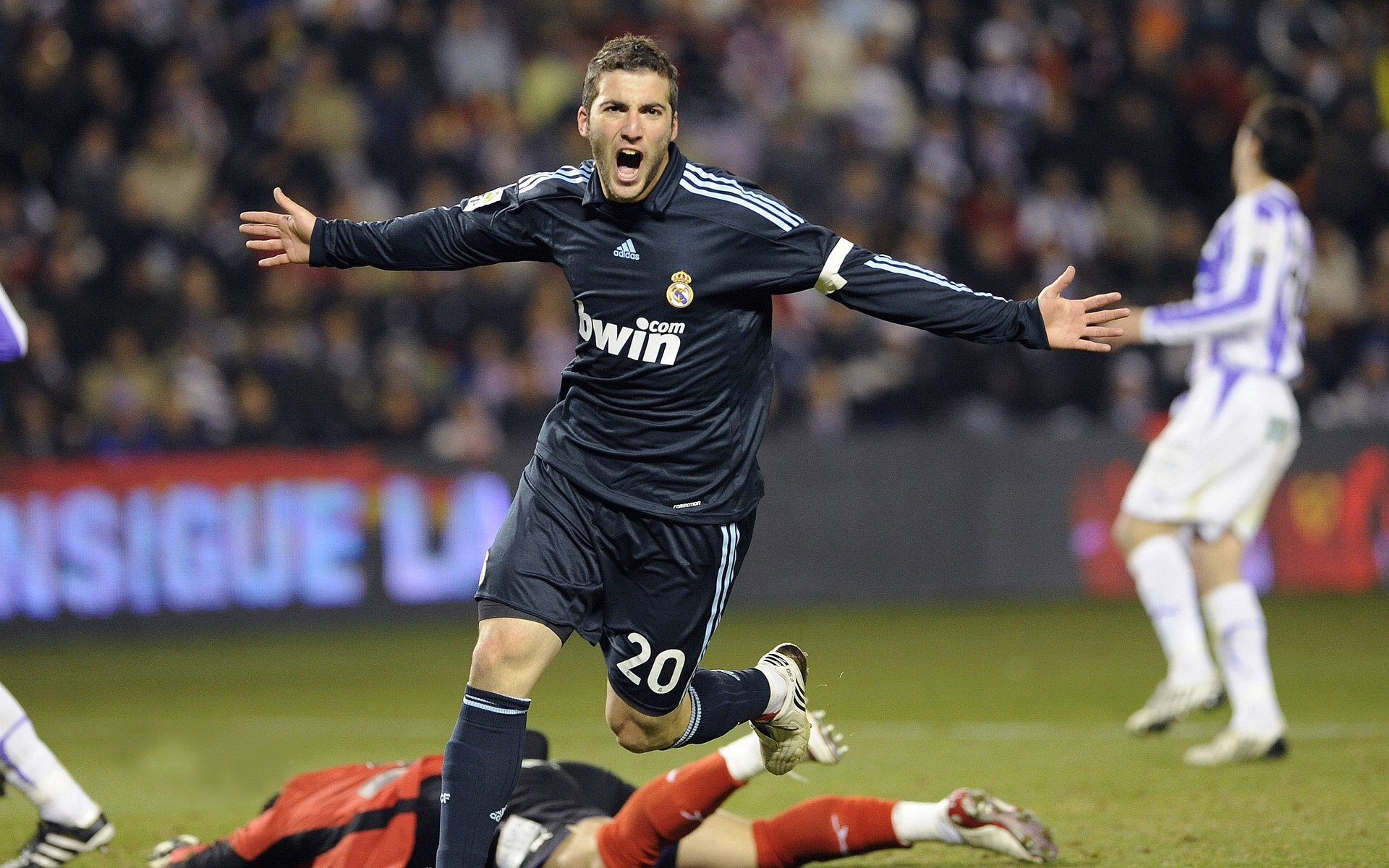 kering.com-“火热每一秒：激燃的赛车激情”，赛车激烈角逐的场面描写